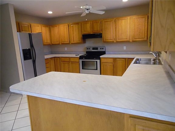 4th image of 1103 W Pecan St