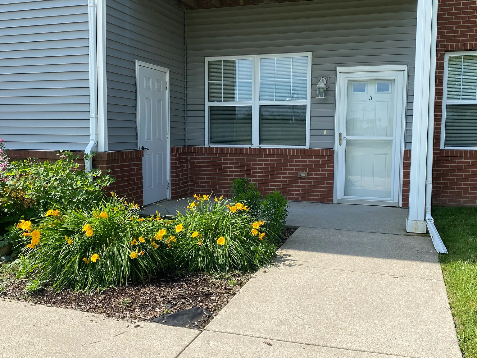 3 bed, 1670 sqft, $2,100 — Photo 2