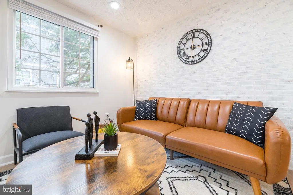 3 bed, 2.5 bath, 945 sqft, $3,300 — Photo 4