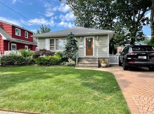 265 Deauville Blvd, Copiague, NY 11726