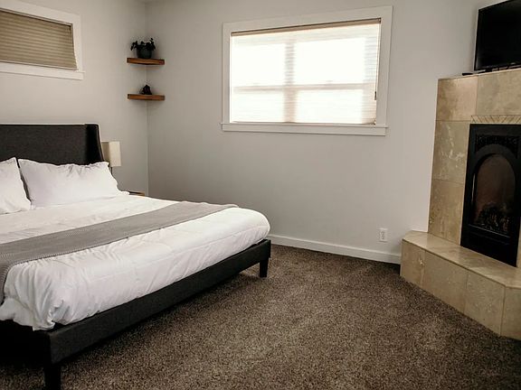 4th image of 903 Locust St #B