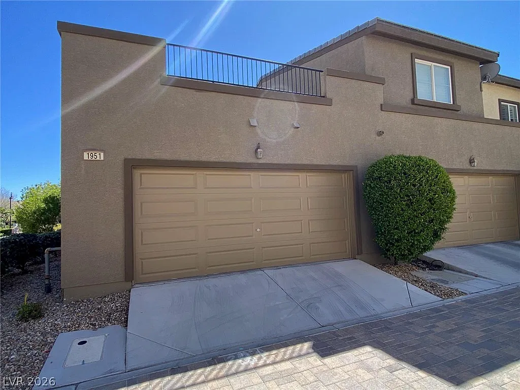 3 bed, 2.5 bath, 1727 sqft, $2,095 — Photo 1
