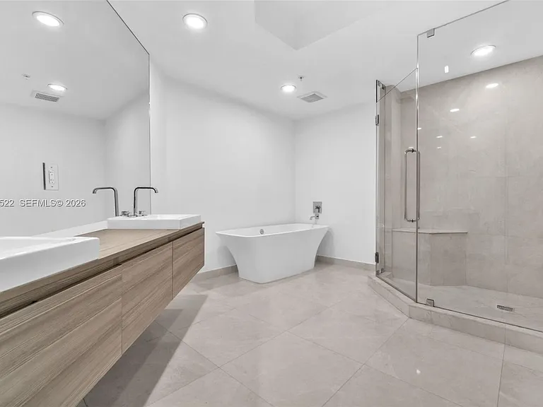 17111 Biscayne Blvd #411 — Photo 25