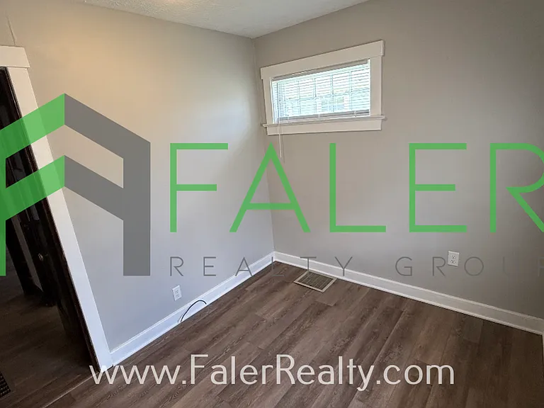 1047 W Dorothy Ln — Photo 11