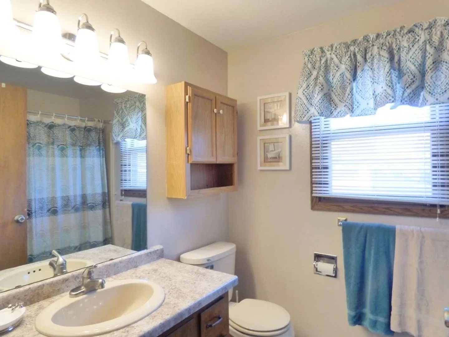 3 Bed, 1.5 Bath Duplex with 2-Stall Garage & Fenced Yard Green Bay — Photo 2