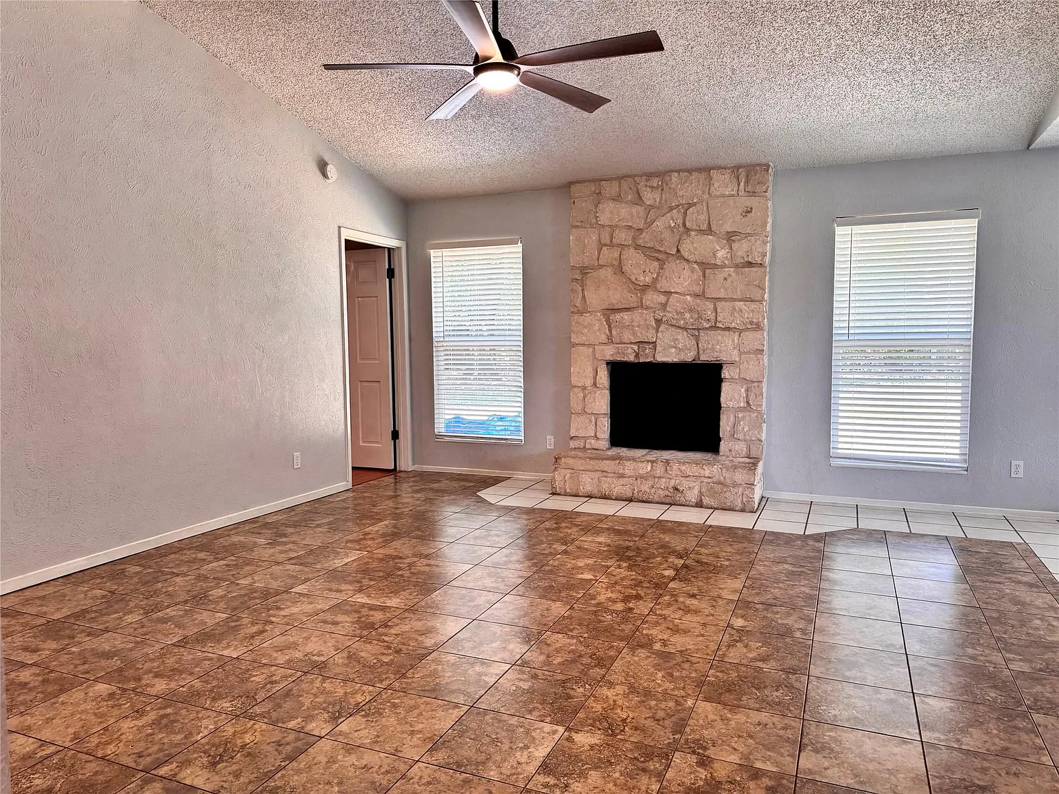 2 bed, 2.0 bath, 1138 sqft, $2,000 — Photo 4