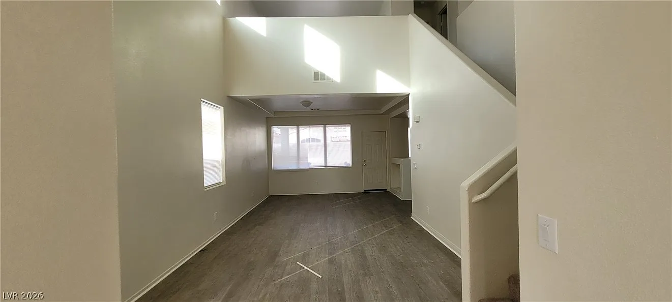 5 bed, 2.5 bath, 2381 sqft, $2,059 — Photo 2