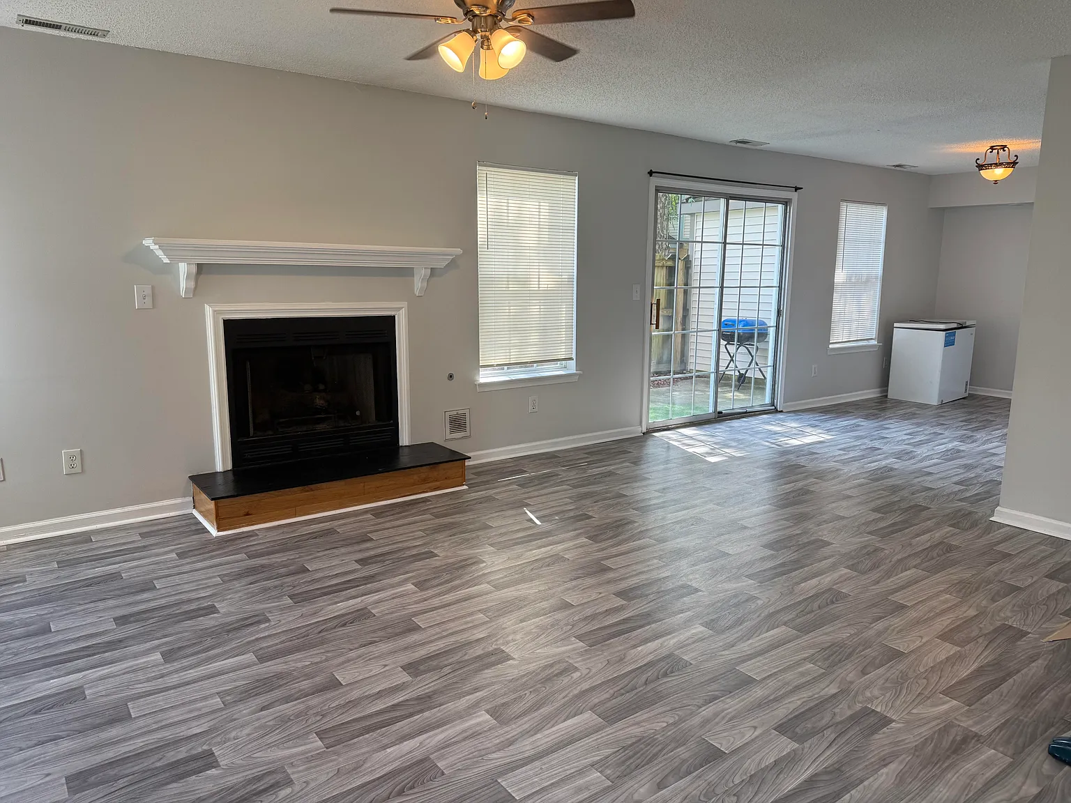 2 bed, 2.5 bath, 1240 sqft, $2,000 — Photo 2