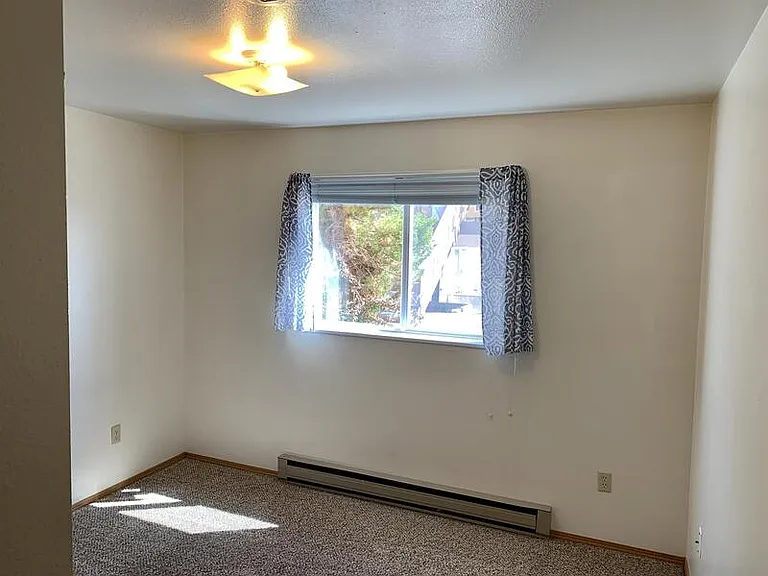 323 Janet St — Photo 13