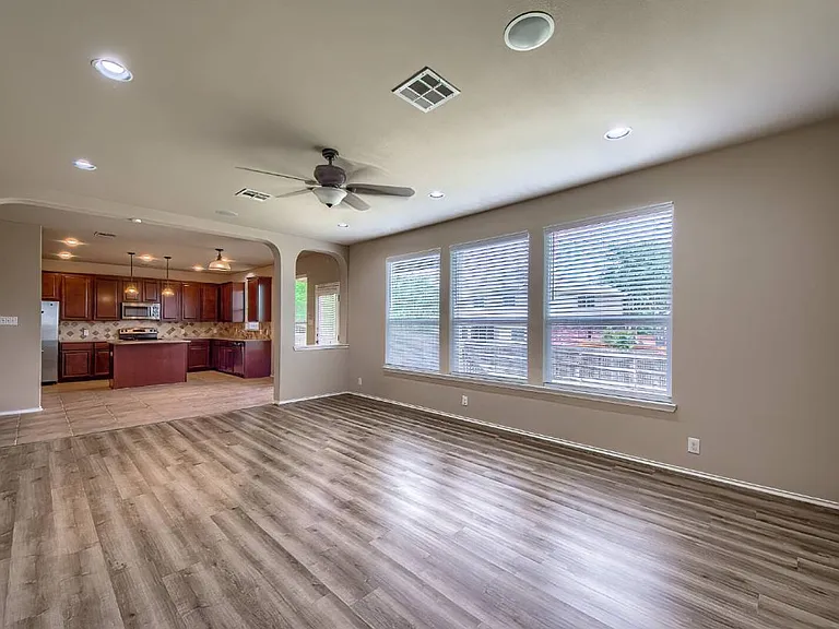 914 Armour Dr — Photo 5