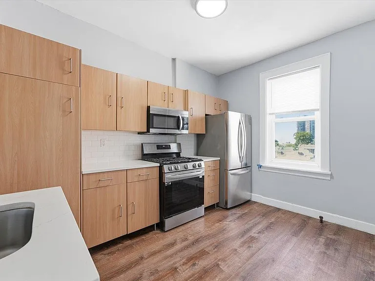 61 65th St #8 — Photo 7