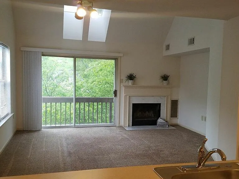429 Derry Dr — Photo 1