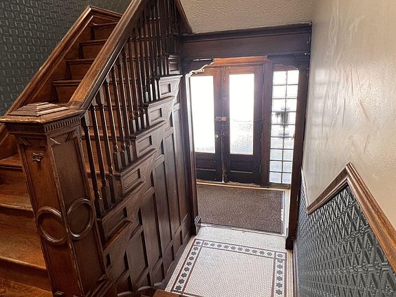 Entry to apartment