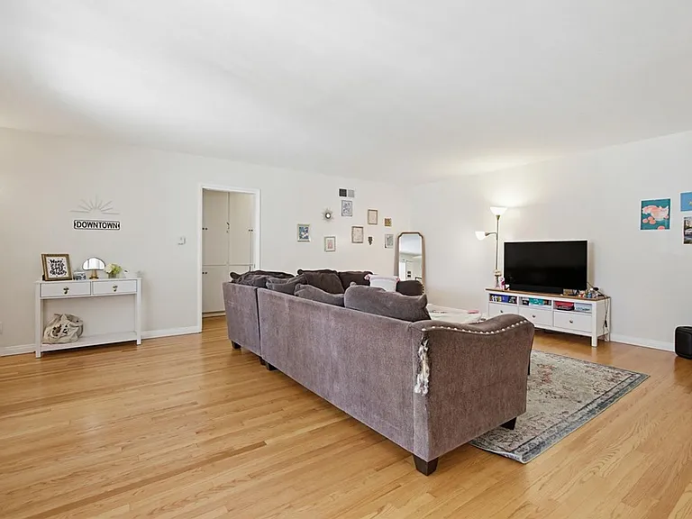 5556 Mary Lane Dr — Photo 3
