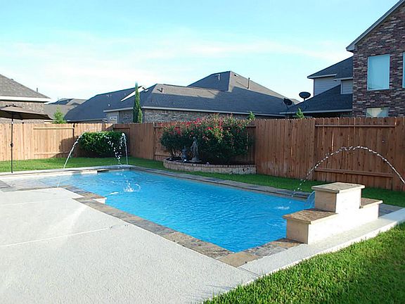 Spacious and Contemporary Pool Design makes it perfect to invite family and friends over