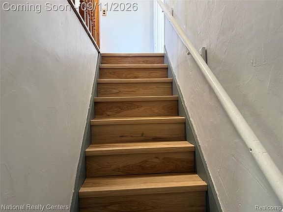 4th image of 831 W Main St