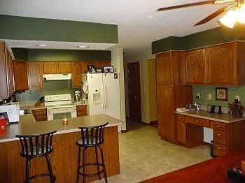 3rd image of 380 Shamrock Ln