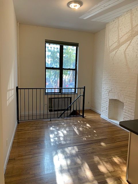 1st image of 211 E 11th St APT 1