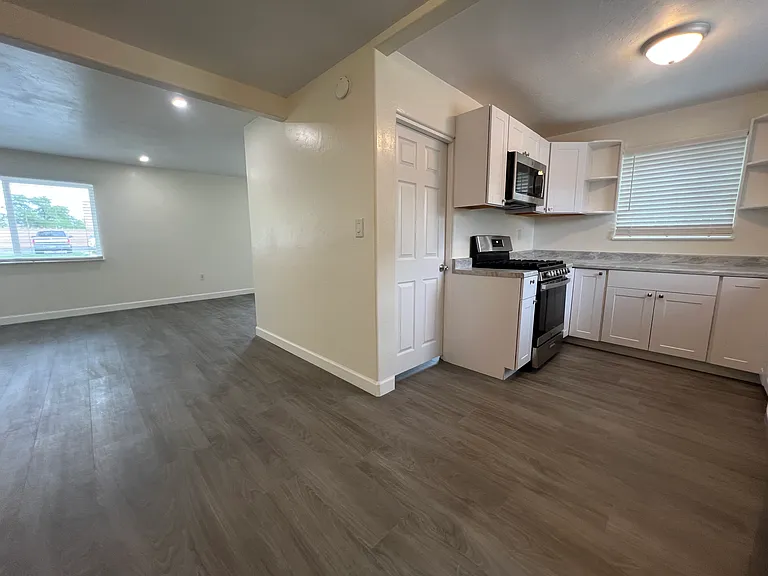 1241 Kennedy Ave — Photo 4