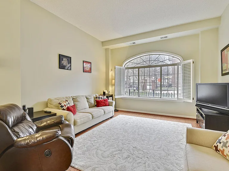 2105 Jamieson Ave — Photo 2