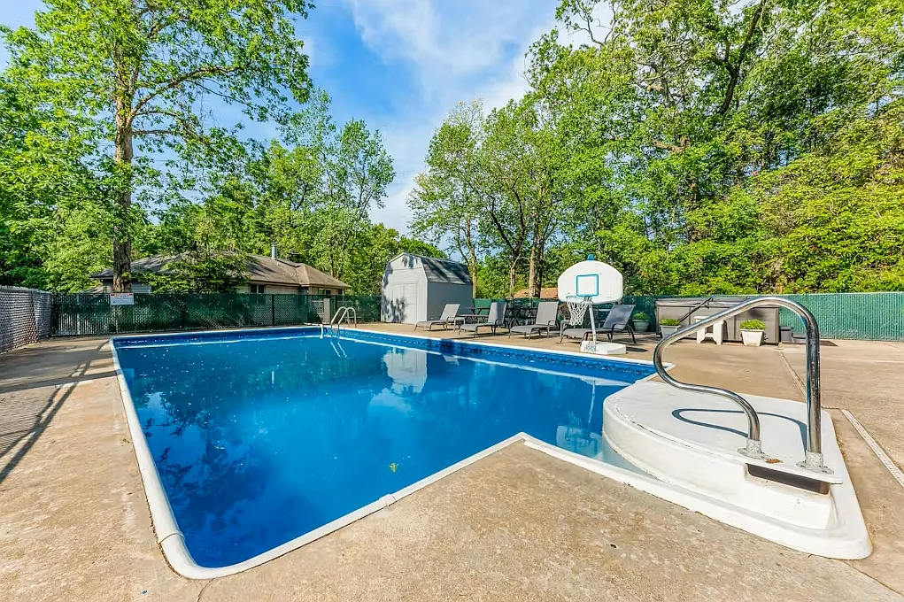 6 bed, 3.5 bath, 2339 sqft, $8,000 — Photo 2