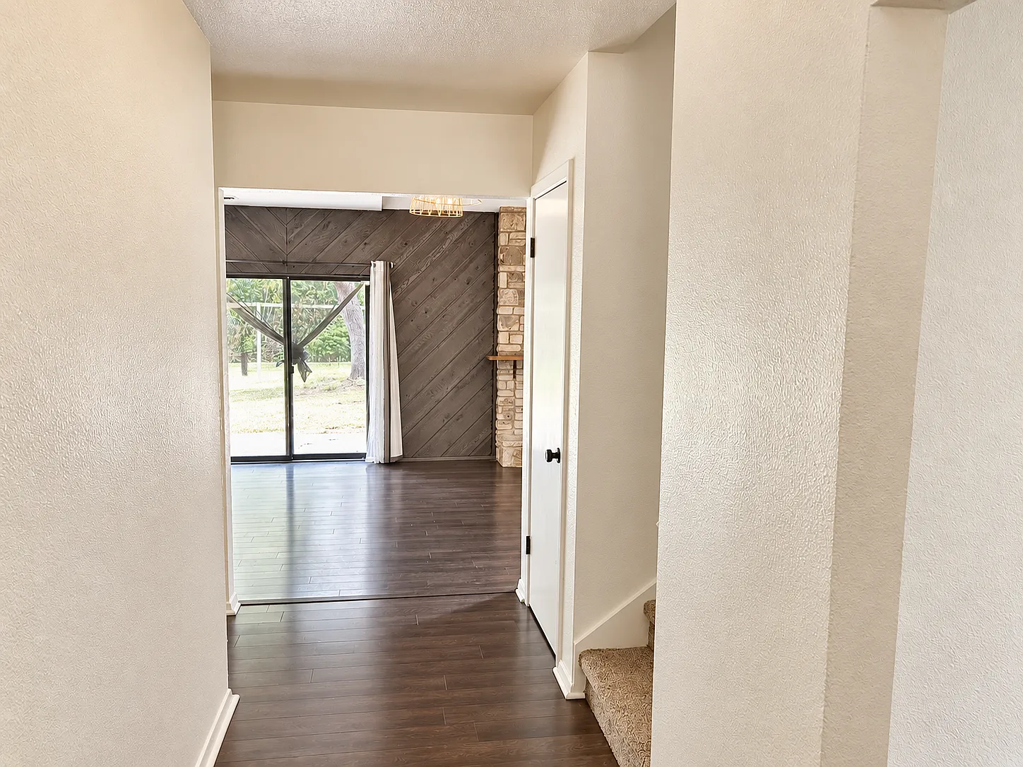 3 bed, 2.5 bath, 2096 sqft, $1,995 — Photo 2