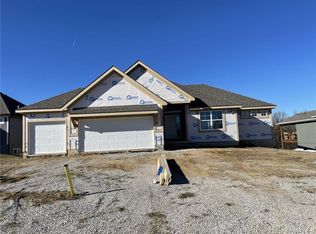 9320 N Poplar Ave, Kansas City, MO 64156
