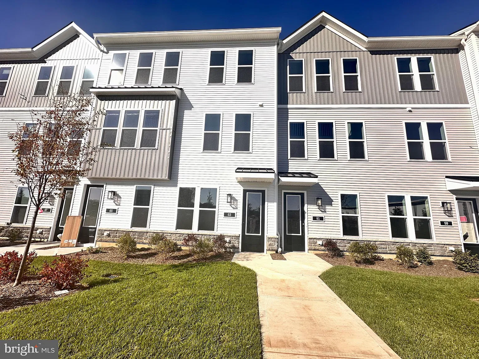 3 bed, 3.0 bath, 1860 sqft, $3,800 — Photo 2