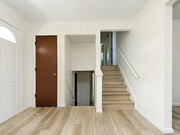 730 W 12th St — Photo 12
