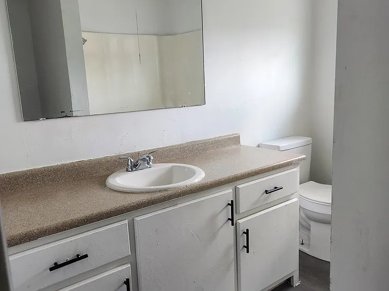 4835 N Old Laurens Rd #D — Photo 11