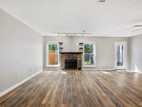 6055 Hilburn Rd, Pensacola, FL 32504