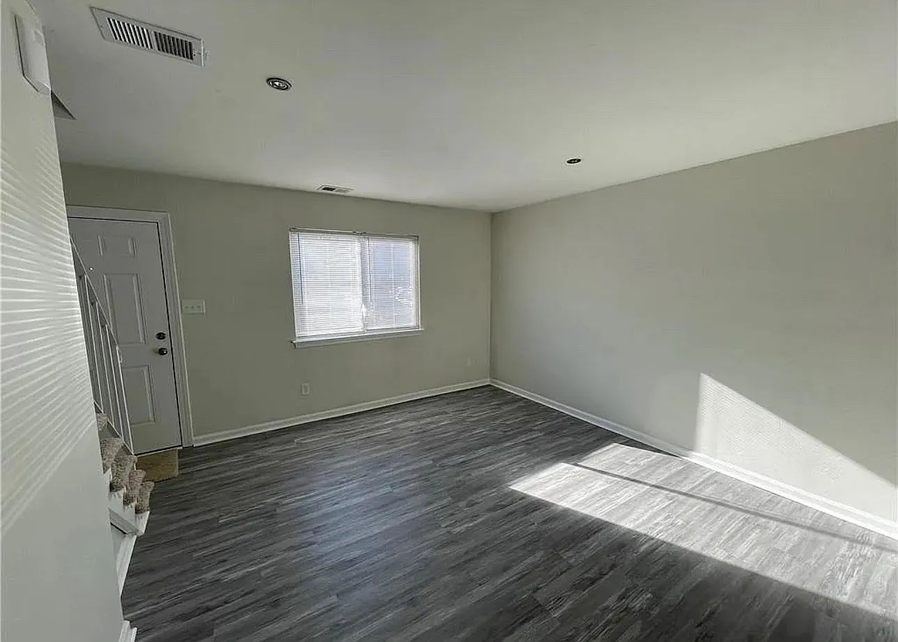 1304 Green Cedar Ln — Photo 2