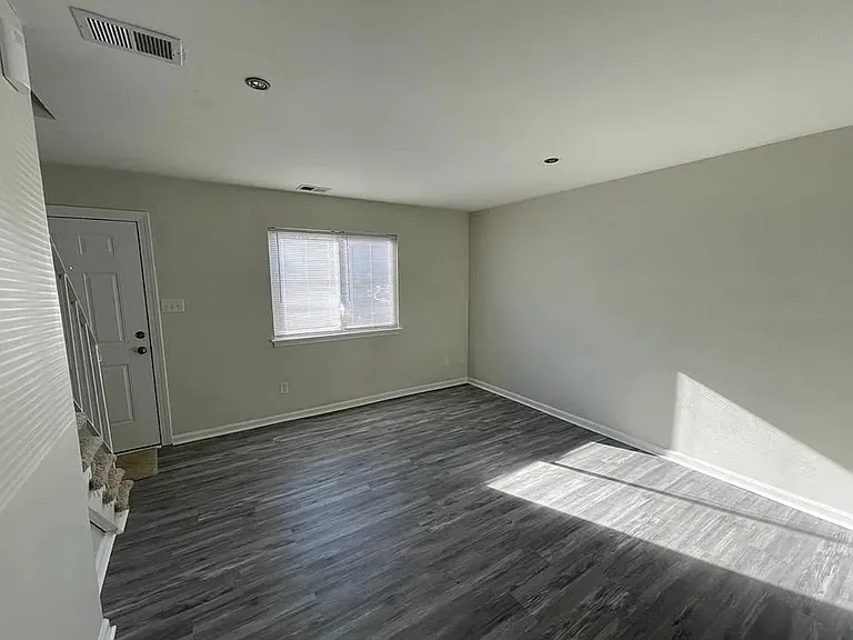 1304 Green Cedar Ln — Photo 2