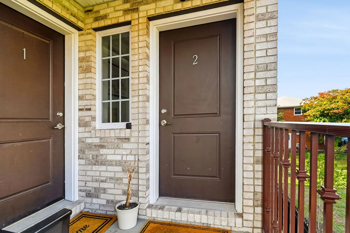 3 bed, 2.0 bath, 1950 sqft, $3,300 — Photo 2