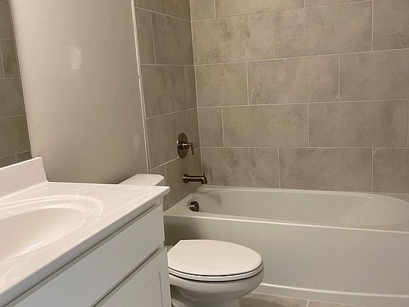 4th image of 135 Hollis St