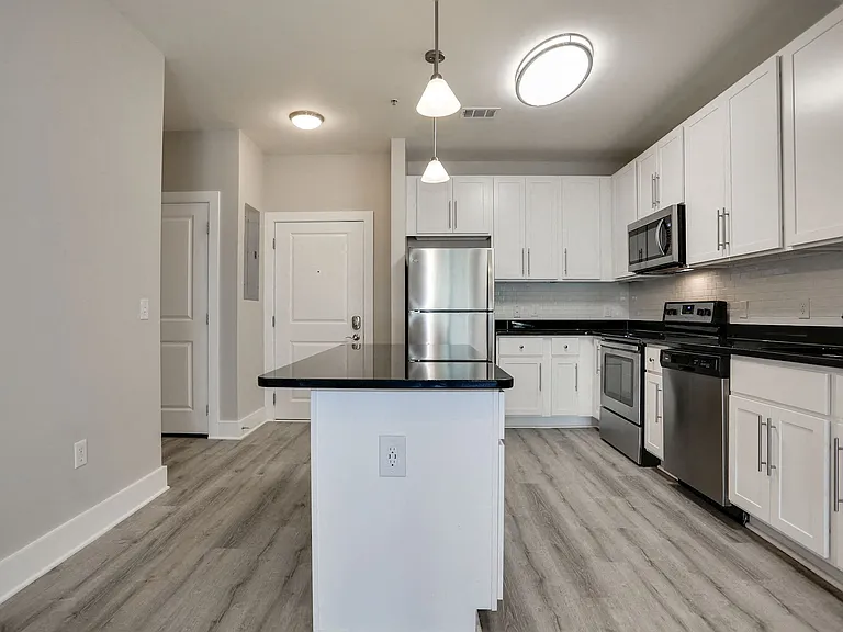 800 Carlyle — Photo 34