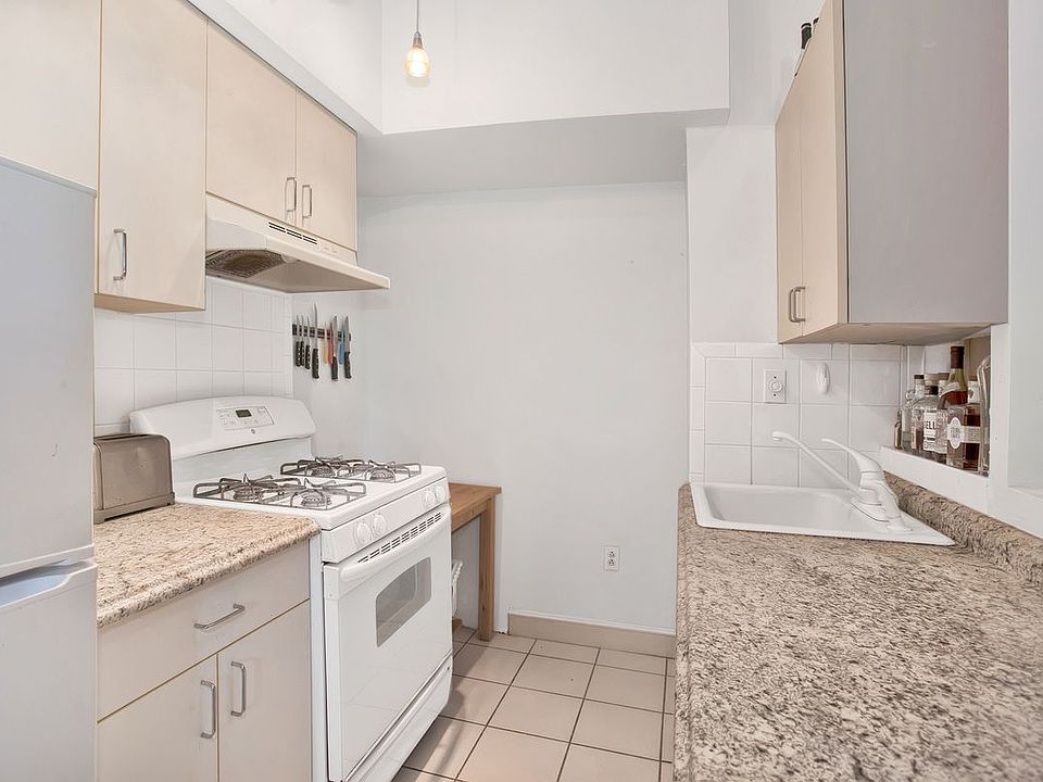 2nd image of 420 Clermont Ave APT 3