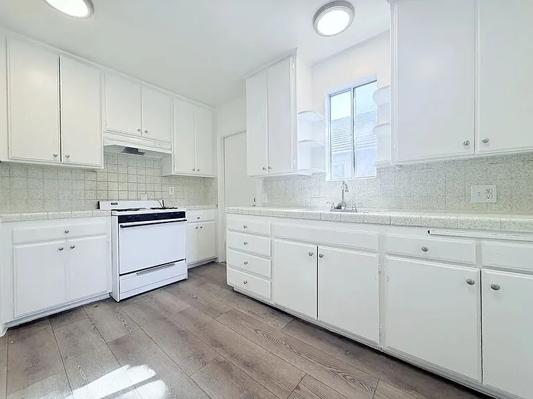 10565 Camarillo St — Photo 10