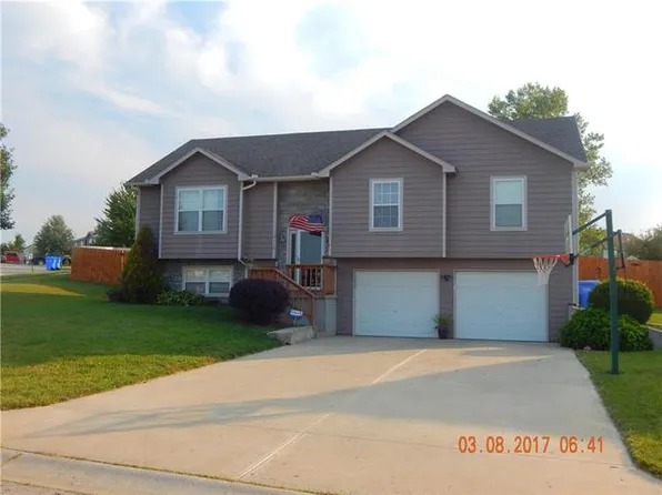 2112 Willow Bend Dr, Tonganoxie, KS 66086