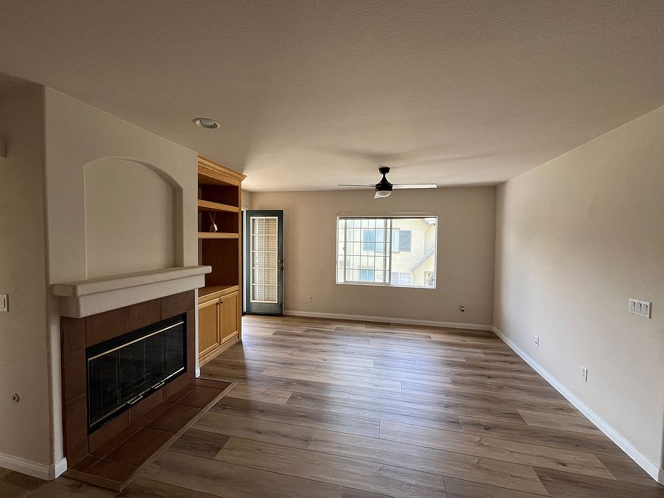 Fireplace and leaing area