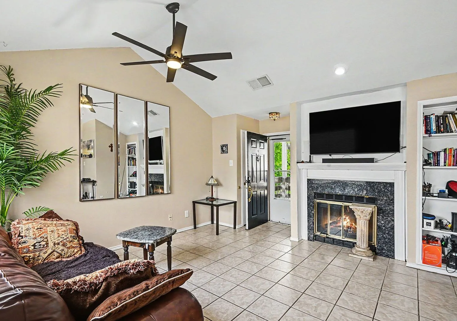 Welcome to 248 Jefferson Pkwy, Fort Worth, TX 76107, a charming 1-bedroom, 1-bathroom condo ideal... — Photo 3