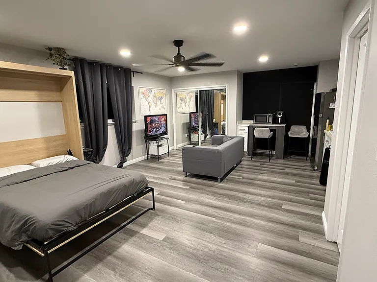 Primary Suite with en-suite bathroom.