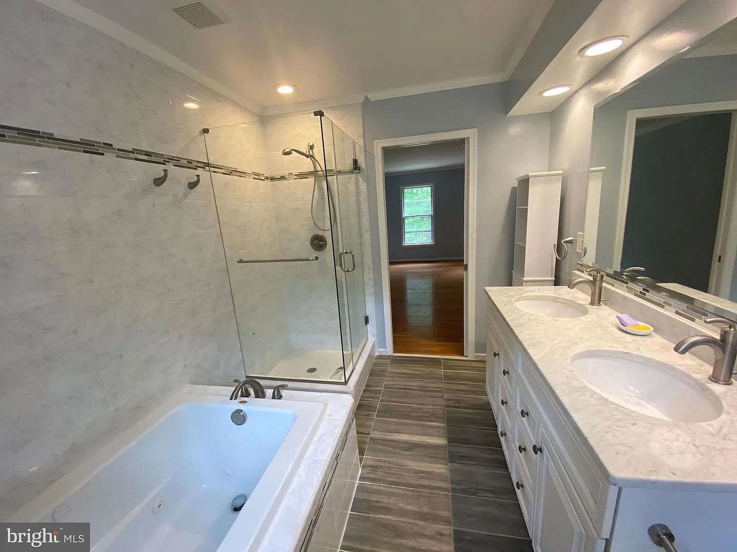 5 bed, 3233 sqft, $5,200 — Photo 4