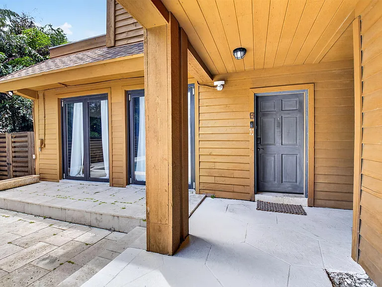 122 Andrews Ave — Photo 2