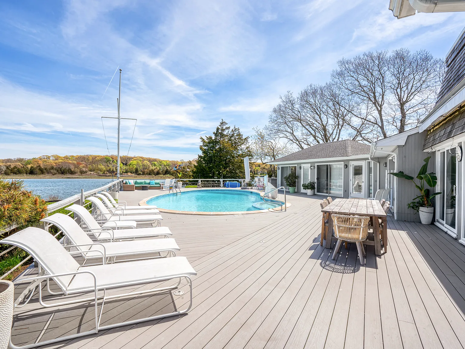 Waterside Pool and Waterfront on the Harbor. — Photo 2