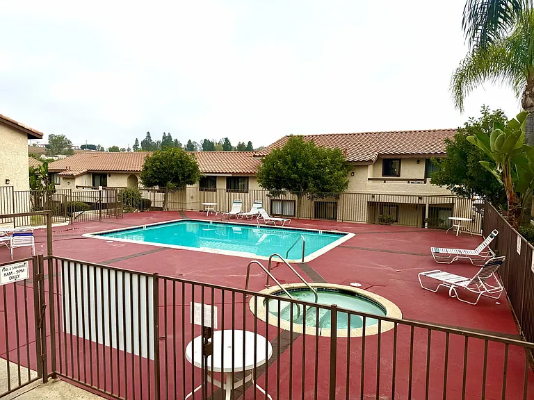 Sunset Pointe — Photo 17