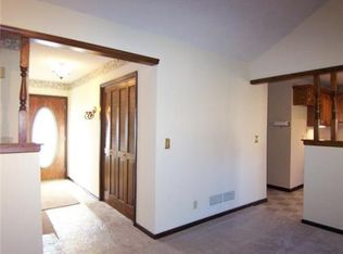 14209 S Summertree Ln, Olathe, KS 66062
