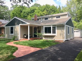 304 E Woodland Rd, Lake Bluff, IL 60044