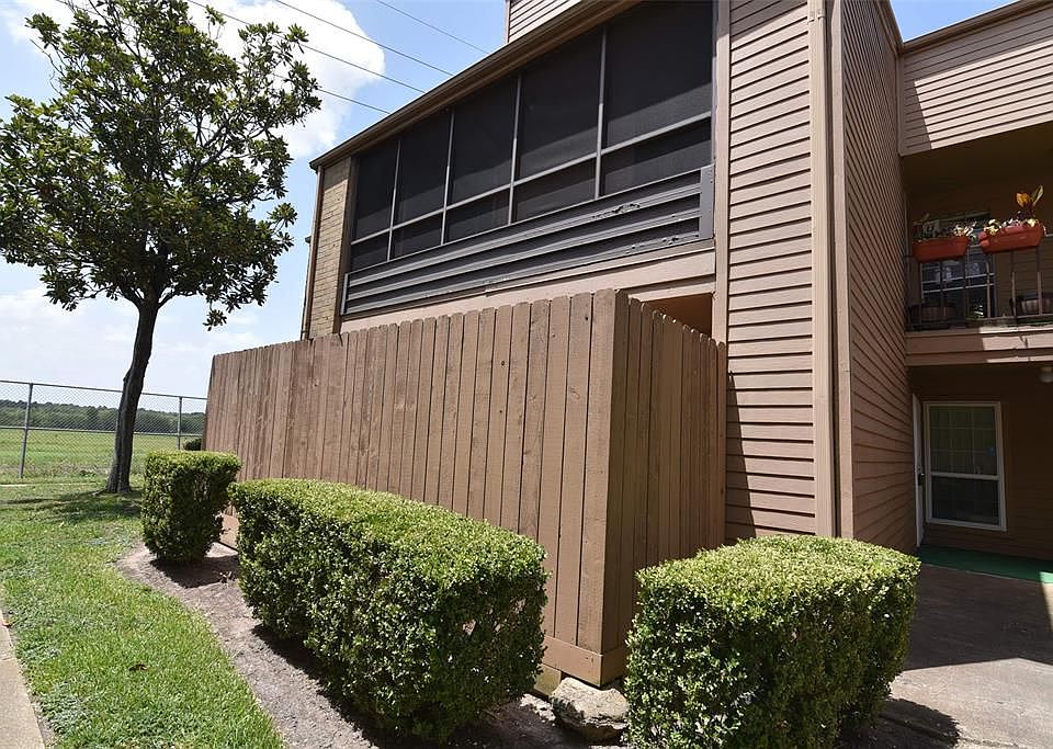 1st image of 10555 Turtlewood Ct Unit 1906