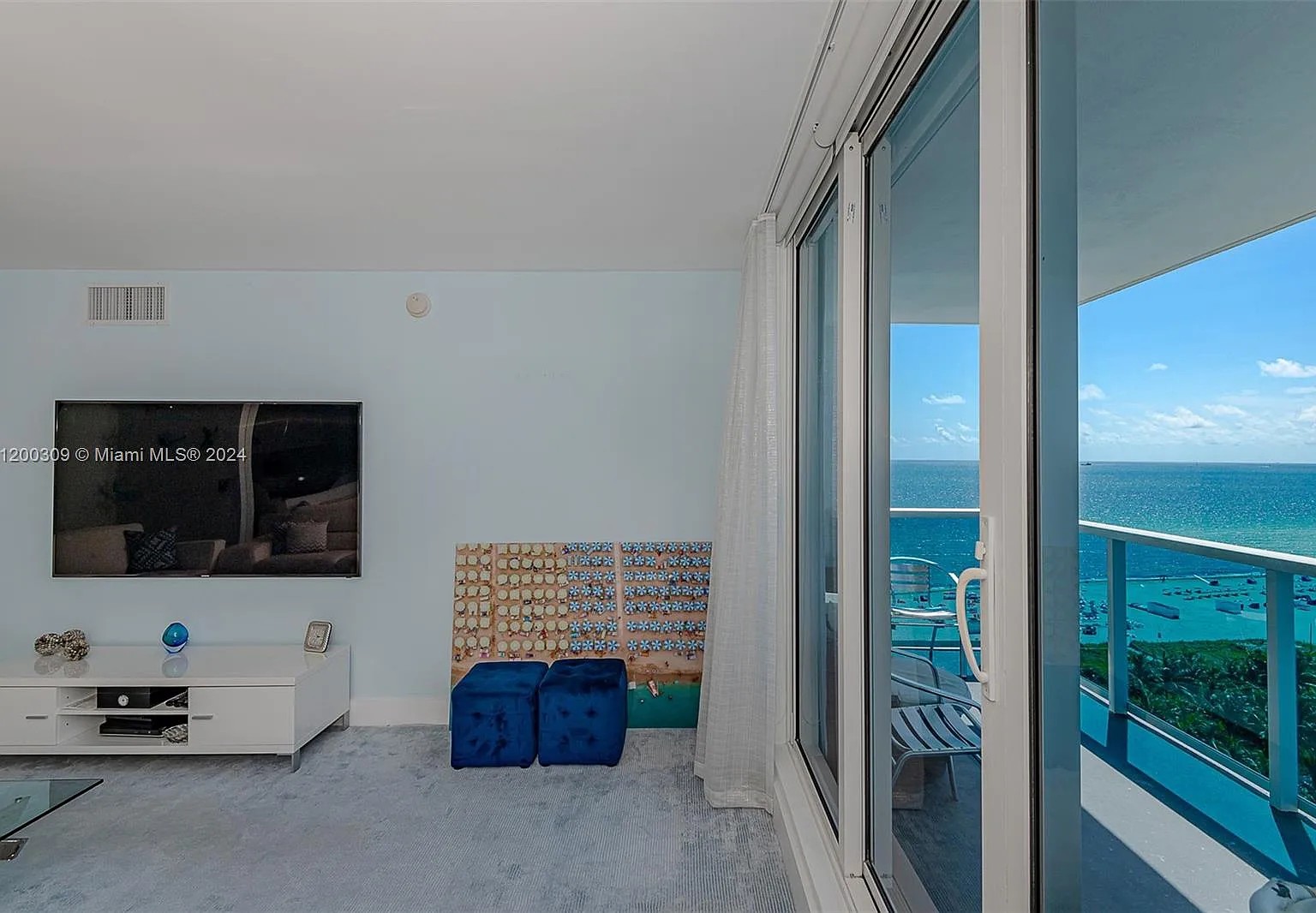 Roney Palace Condo — Photo 4